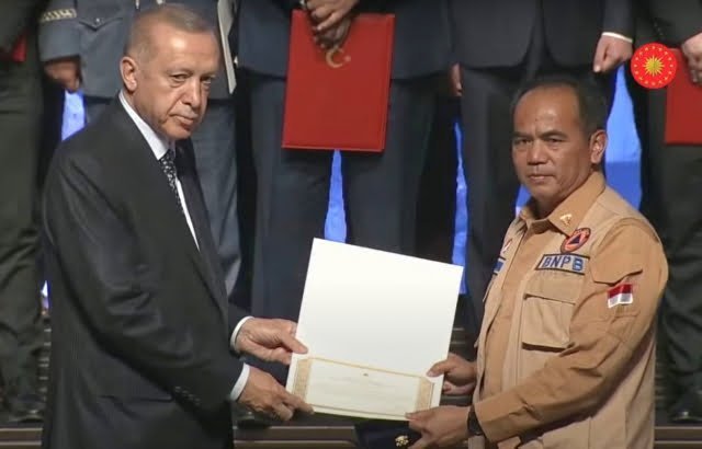 Presiden Turki Berikan Medali dan Sertifikat Kepada Seluruh Personel Termasuk Indonesia