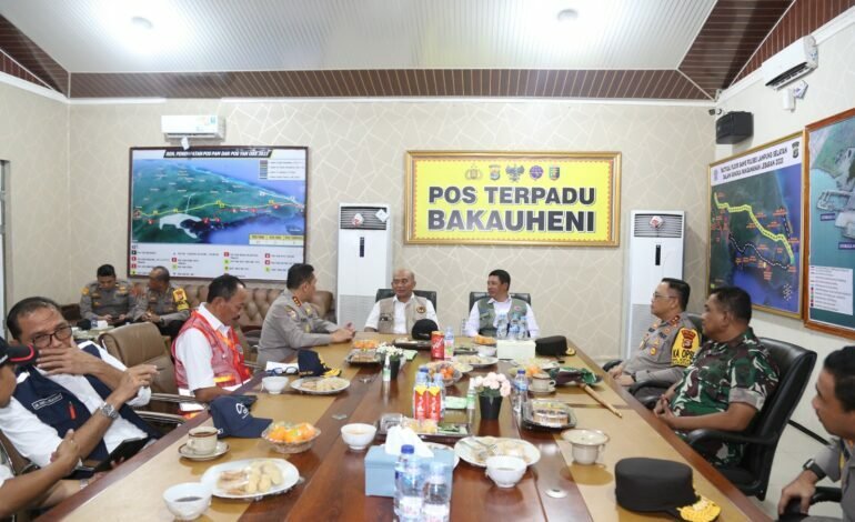 Menko PMK dan Kepala BNPB Tinjau Arus Balik Pelabuhan Panjang