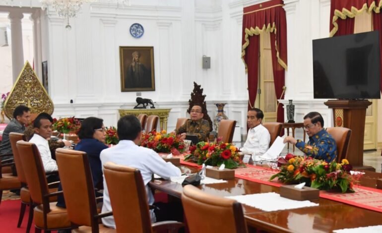 Presiden Jokowi Mengadakan Rapat Terbatas Bersama Menteri Kabinet di Istana