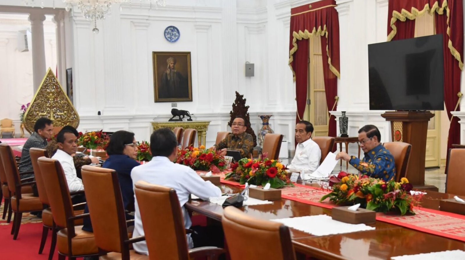 Presiden Jokowi Mengadakan Rapat Terbatas Bersama Menteri Kabinet di Istana