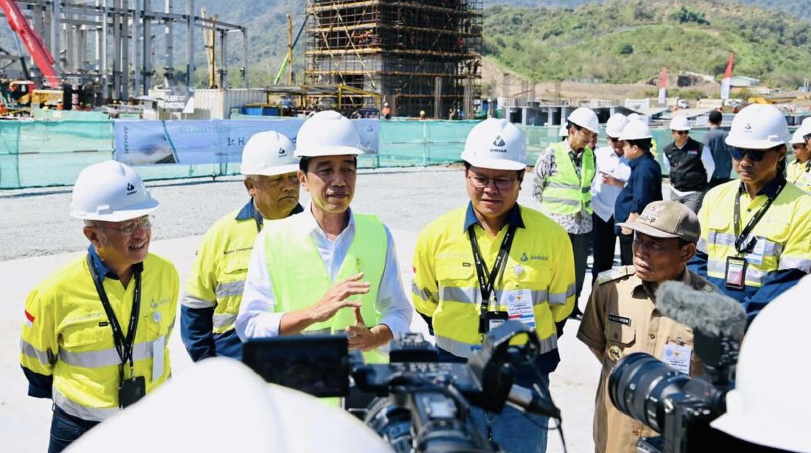 Presiden Joko Widodo Meninjau Pembangunan Smelter PT AMNT di NTB