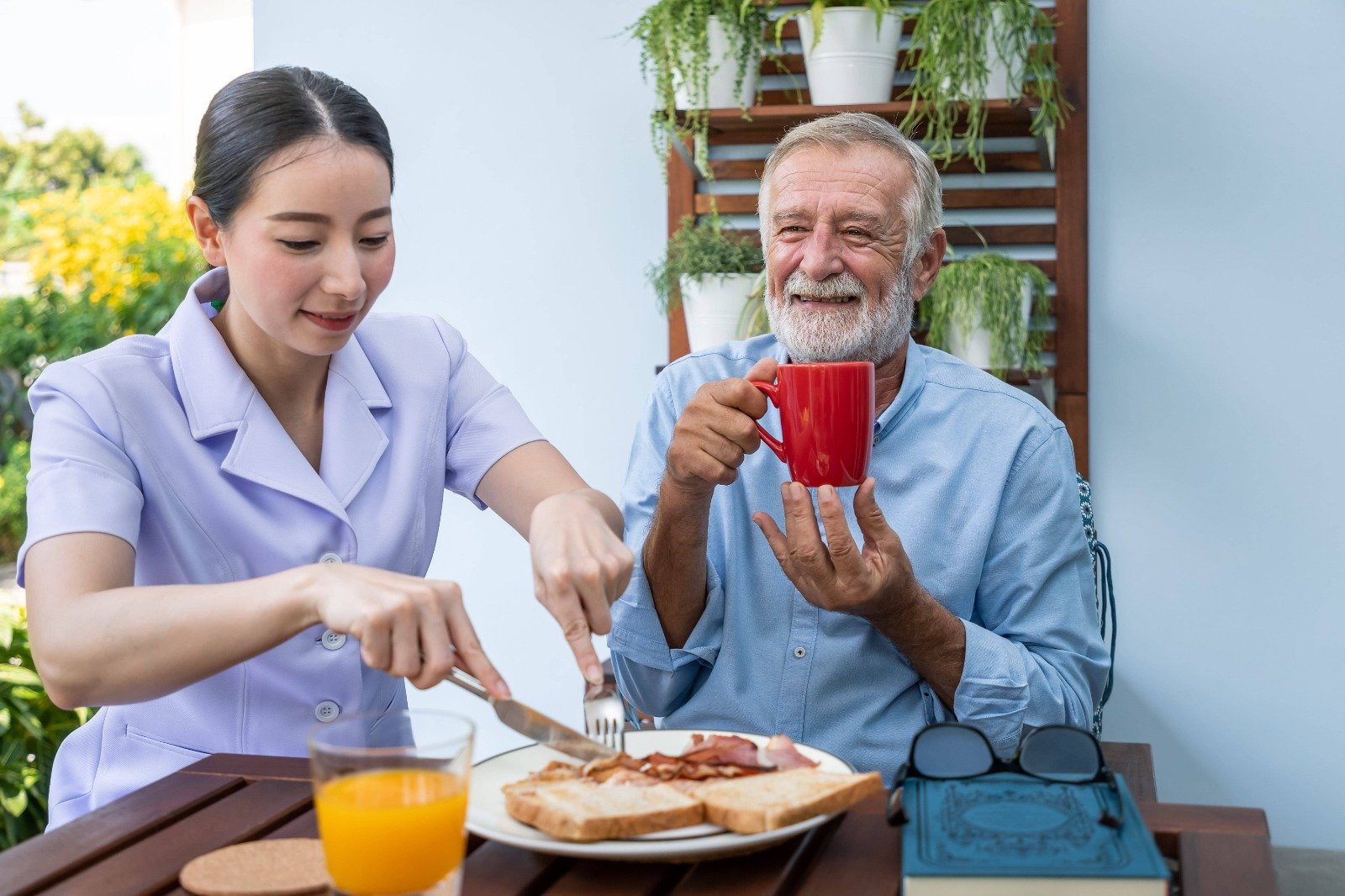 Catat Ya! Tips Lengkapi Nutrisi untuk Lansia Demensia yang Kurang Nafsu Makan