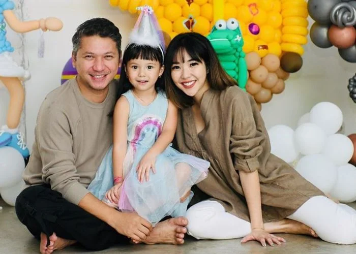 Tetap Kompak Meski bercerai, 7 Pasangan Artis Ini Lakukan Co-Parenting