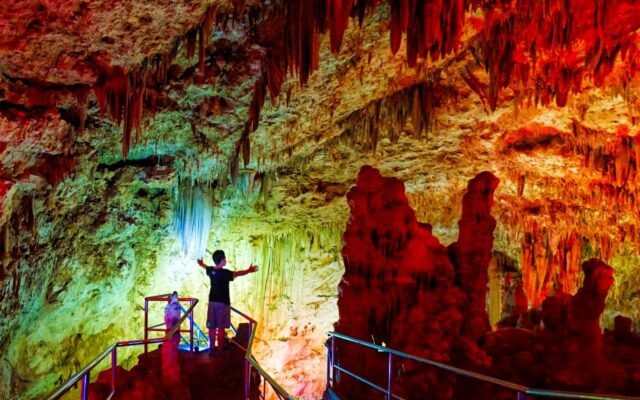 Menjelajahi Gua-gua Tersembunyi Sepanjang Pulau Jawa