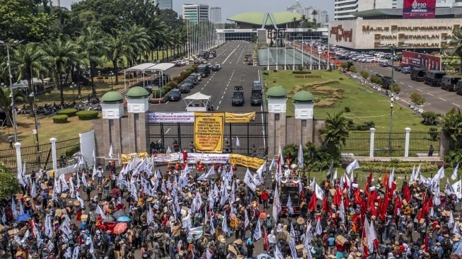 RUU Pilkada Akan Disahkan, Partai Buruh Hingga Mahasiswa Kepung DPR