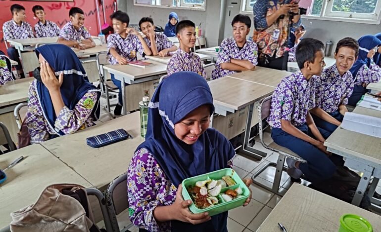 Ilustrasi Anak SD Menerima Program Makanan Bergizi Gratis