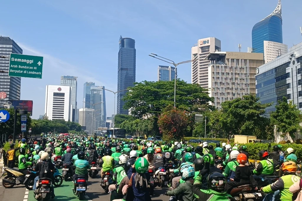 Antarkan Jenazah Affan, Ojol Hijaukan Karet Sudirman