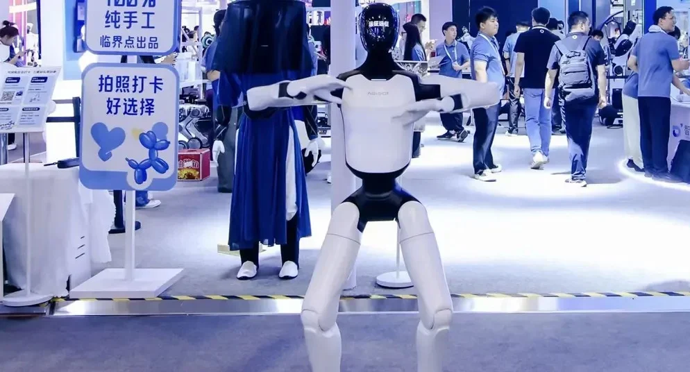 Robot Humanoid China Setinggi 1,74 Meter Mampu Bekerja 8 Jam
